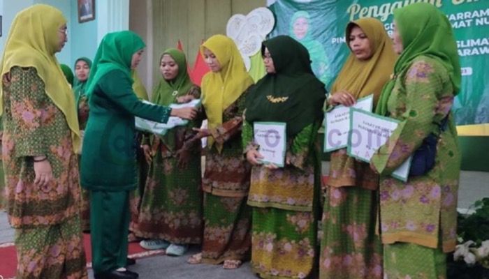 Ketua PP Muslimat NU menyerahkan bantuan modal bagi pelaku UMKM di Sumenep.