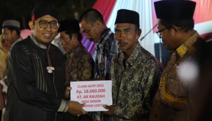 Bupati Sumenep, H. Achmad Fauzi Wongsojudo menyerahkan klaim program AUTP pada petani padi gagal panen di Desa Sendir, Kec. Lenteng.
