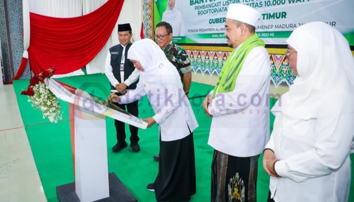 Gubernur Jawa Timur, Khofifah Indar Parawansa meresmikan PLTS di Ponpes Al-Amien, Prenduan Sumenep.