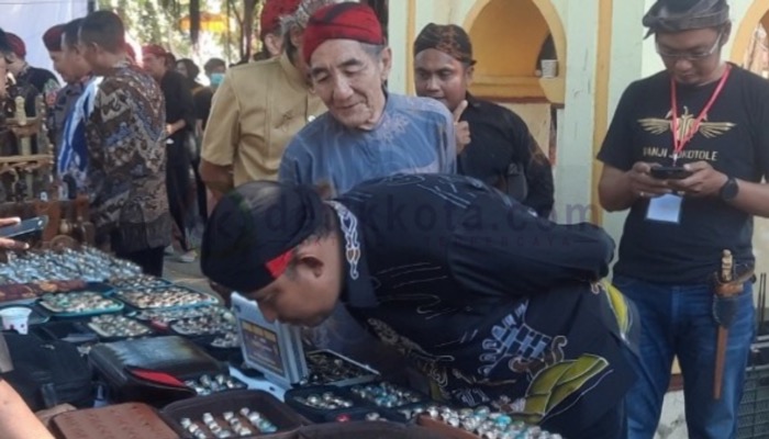 Bupati Sumenep, H. Achmad Fauzi Wongsojudo melihat akik di pameran koleksi museum.