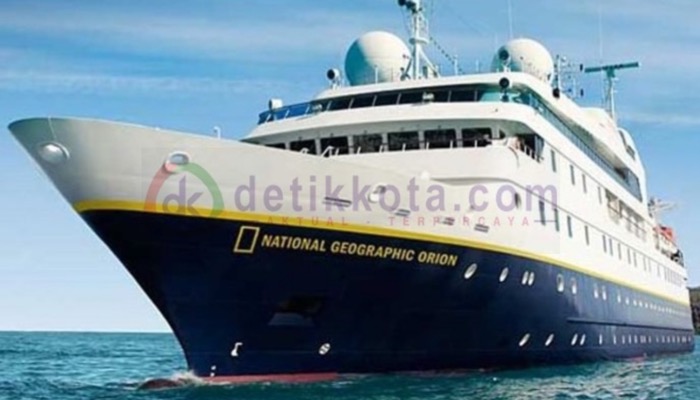 Kapal pesiar MV National Geographic Orion yang ditumpangi ratusan wisatawan ke Sumenep.