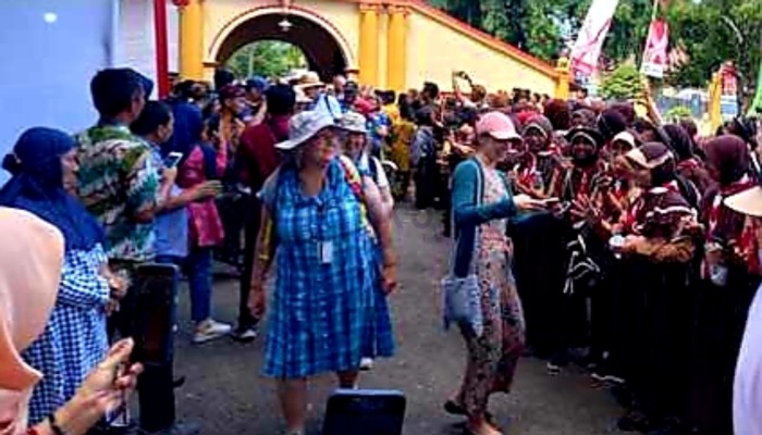 Wisatawan mancanegara masuk Pendopo Agung melalui Labang Mesem Keraton Sumenep.