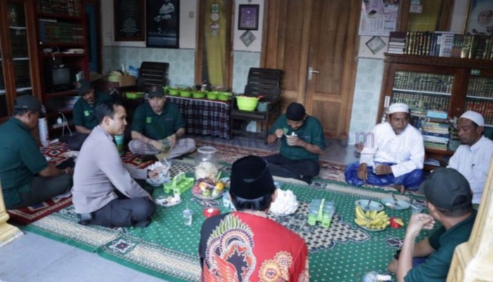 Kapolres Sumenep, AKBP Edo Satya Kentriko, Bupati H. Ach. Fauzi Wongsojudo beserta Forkopimda dalam acara Jumat Curhat di Ponpes Hidayatul Ulum, Kec. Ganding.