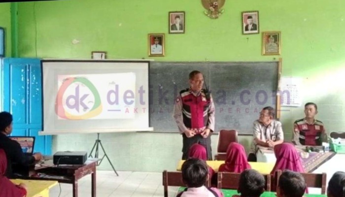 Petugas Satsamapta Polres Sumenep dalam Sosialisasi Penanggulangan Dampak Bullying di SDN Patean II, Kec. Batuan.