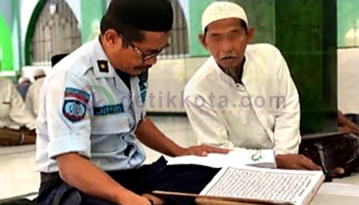 Petugas Pembina Kerohanian Rutan Kelas IIB Sumenep membimbing WBP menghafal Al-Quran.
