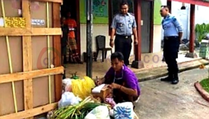 Kepala Rutan Kelas IIB Sumenep, Ridwan Susilo mengecek penyiapan makanan warga binaan.