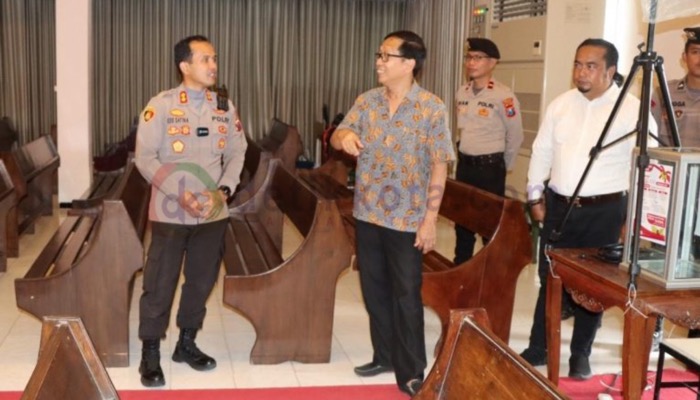 Kapolres Sumenep, AKBP Edo Satya Kentriko didampingi Pendeta Samuel dalam kegiatan Minggu Kasih di Gereja Pentekosta.