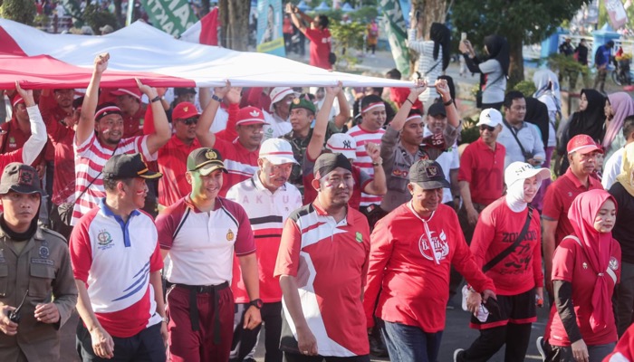 Bupati Sumenep, H. Achmad Fauzi Wongsojudo beserta Forkopimda dalam acara Kirab Bendera dan JJS di GOR A. Yani, Panglegur.
