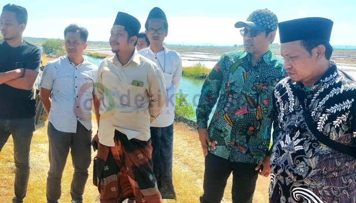 Anggota DPRD Jatim, Matur Khusairi didampingi tokoh masyarakat setempat melihat reklamasi pantai di Dusun Tapakerbau, Desa Gersik Putih, Kec. Gapura, Kab. Sumenep.