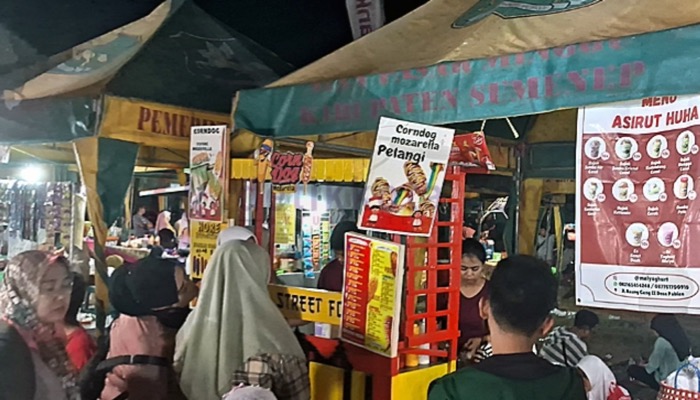 Stand UMKM di acara Madura Culture Festival banyak dikunjungi pembeli.