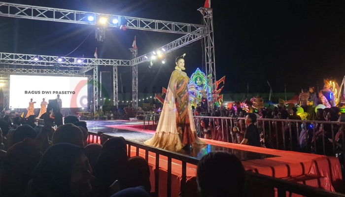 Salah seorang model memperagagakan hasil designer batik pada acara Festival Batik Sumenep 2023.