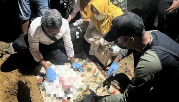 Warga bersama aparat menggali kuburan mayat bayi di TPU Desa Larangan Perreng, Kec. Pragaan, Kab. Sumenep