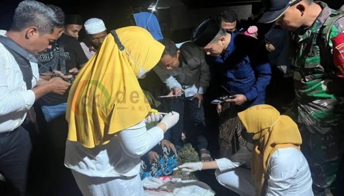 Aparat bersama warga menggali kuburan mayat bayi perempuan di TPU Desa Larangan Perreng, Kec. Pragaan, Kab. Sumenep.