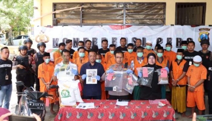 Kapolres Sumenep, AKBP Edo Satya Kentriko dalam konferensi pers di halaman Rutan Mapolres setempat.
