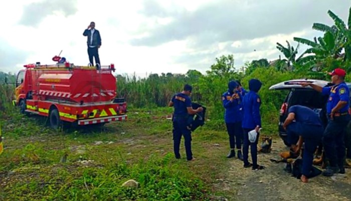 Petugas Damkar bersiap memadamkan api di lokasi kebakaran lahan gambut, Desa Kolor, Kec. Kota Sumenep.