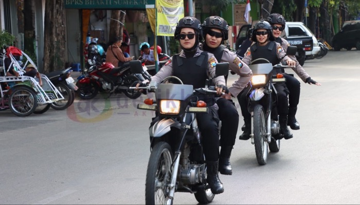 Polwan Polres Sumenep berpatroli menjaga Kamtibmas.