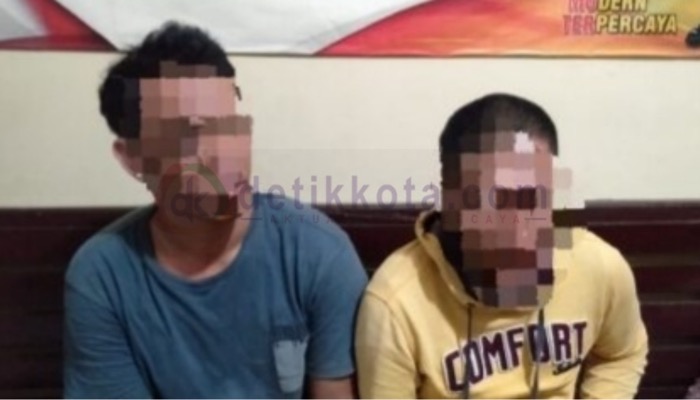 Dua warga yang diamankan anggota Polsek Rubaru saat transaksi sabu-sabu di rumah salah satu pelaku.
