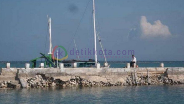 Kondisi pelabuhan di Desa Banbaru, Pulau Gili Raja, Kecamatan Gili Genting sebelum diperbaiki.