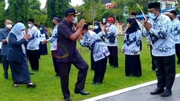 Bupati Sumenep H. Achmad Fauzi Wongsojudo disusul Wabup Hj. Dewi Khalifah dalam acara apel Hari Pendidikan Nasional beberapa waktu lalu.