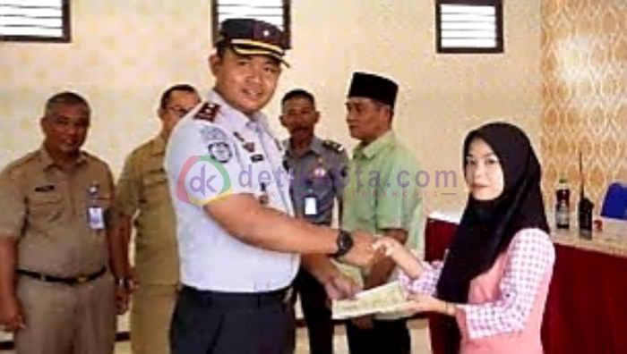 Kepala Rutan Kelas IIB Sumenep, Ridwan Susilo menyerahkan sertifikat pelatihan menjahit kepada salah seorang WBP.