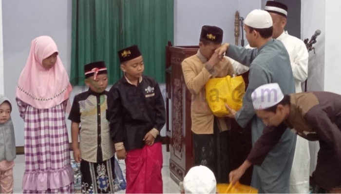 Kapolres Sumenep, AKBP Edo Satya Kentriko menyerahkan bantuan kepada anak yatim di Masjid Al-Amien, Pamolokan.