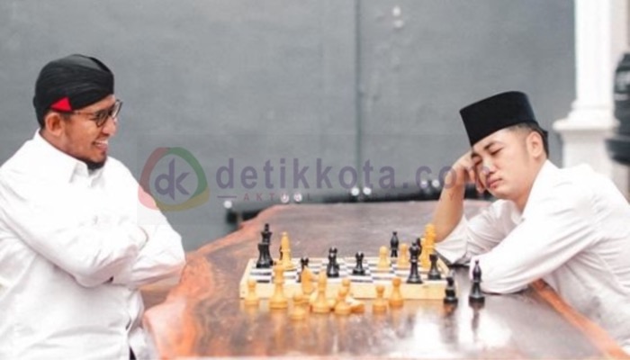 Ketua Percasi Jatim, H. Achmad Fauzi Wongsojudo main catur bersama artis nasional, Irwan DA.