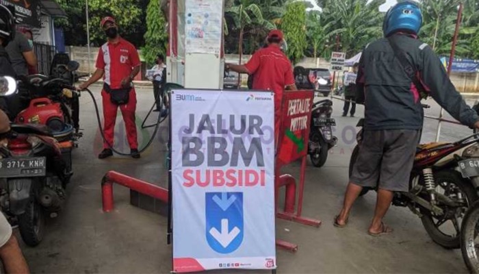 Salah satu SPBU sedang melayani pembelian Pertalite bagi pengendara motor.