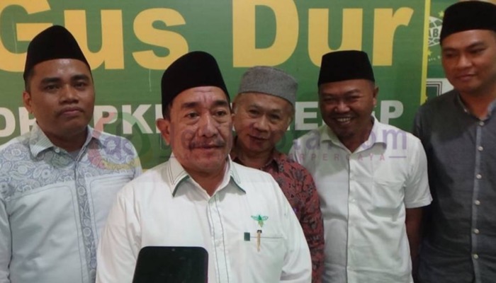 Ketua DPC PKB Sumenep, KH. Imam Hasyim usai Rakor di Graha Gus Dur, Jl. Imam Bonjol Sumenep.