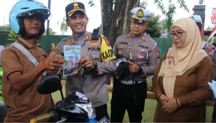 Kapolres Sumenep, AKBP Edo Satya Kentriko didampingi Kasatlantas dan Wakil Bupati Hj. Dewi Khalifah memberikan sosialisasi tertib lalu lintas.