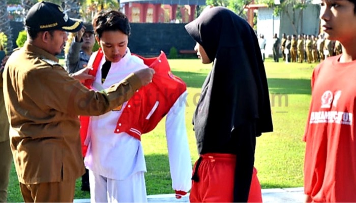 Bupati Sumenep, H. Achmad Fauzi Wongsojudo secara simbolis memakaikan jaket kepada atlet yang akan berlaga di Porprov Jatim 2023.