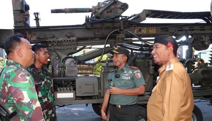 Bupati Sumenep, H. Achmad Fauzi Wongsojudo bersama Dandim 0827/Sumenep, Letkol Czi Donny Pramudya Mahardi mengecek Water Well Drilling di Batuputih.