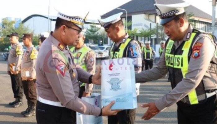 Kasat Lantas Polres Sumenep, AKP. Alimuddin Nasution menyerahkan piagam penghargaan kepada anggota berprestasi.