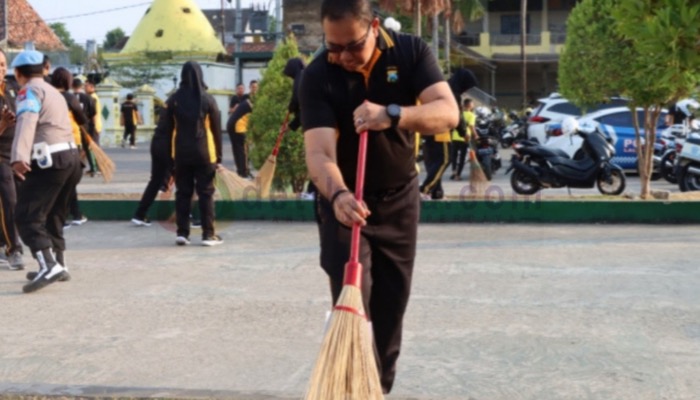 Anggota Polres Sumenep melaksanakan bakti sosial di Masjik Jamik setempat.