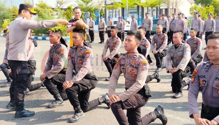 Kapolres Sumenep, AKBP Edo Satya Kentriko menyiramkan air bunga kepada Bintara Remaja di lapangan Mapolres setempat.