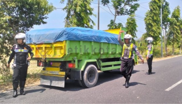 Anggota Satlantas Polres Sumenep menghentikan truk angkut material galian C.