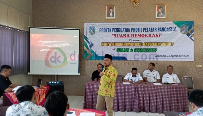 Komisioner KPU Sumenep, Rafiqi menjadi nara sumber dalam acara P5 Suara Demokrasi di SMA Negeri 2 Sumenep.