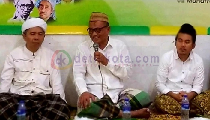 Ketua PCNU Sumenep, KH. A. Pandji Taufiq (tengah) saat rapat di Kantor PCNU setempat.