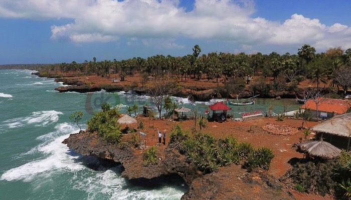 Wisata Pantai Ropet, Pulau Gili Iyang, Kec. Dungkek, Kab. Sumenep.