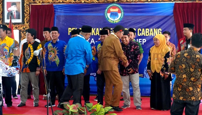 Bupati Sumenep, H. Achmad Fauzi Wongsojudo mengucapkan selamat kepada Pengurus IKA PMII usai dilantik.