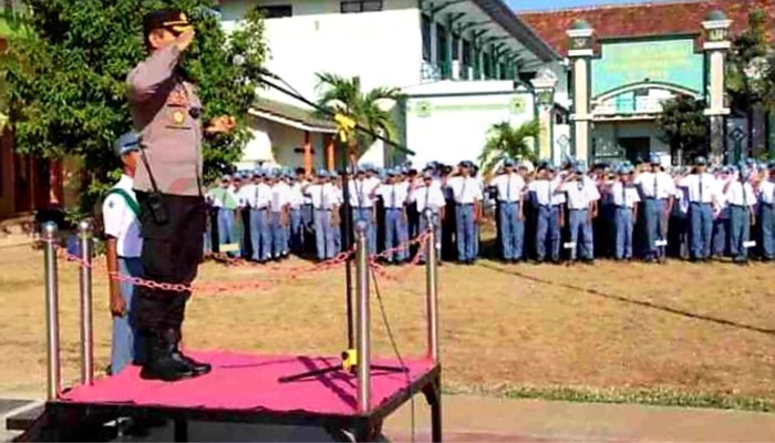 Kapolres Sumenep, AKBP Edo Satya Kentriko sebagai Pembina Upacara di MAN 1 Sumenep.