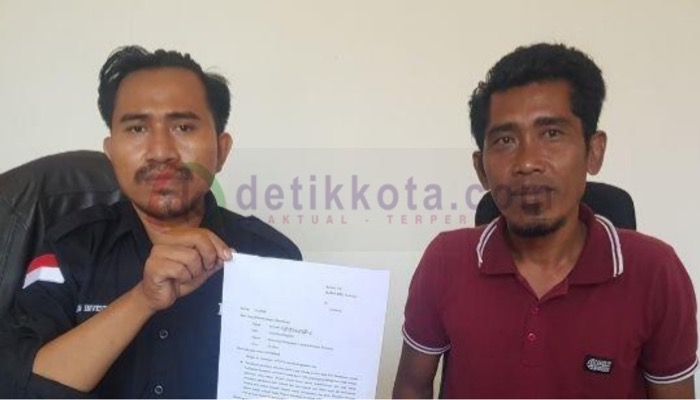 Ketua DPC LSM BIDIK Kecamatan Arjasa (kiri), Muhlis Fajar.
