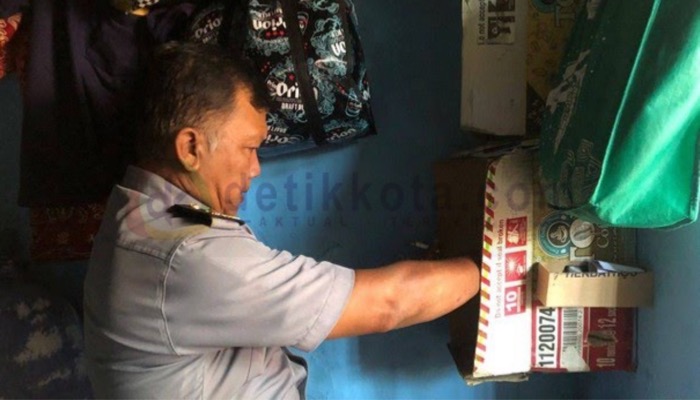 Petugas KPR sedang menggeledah kamar warga binaan Rutan Kelas IIB Sumenep.