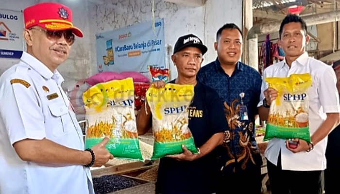 Kabag Perekonomian dan SDA Setda Kab. Sumenep, Dadang Dedy Iskandar (kanan) dan Kepala Bulog Madura (batik) di Pasar Bangkal.