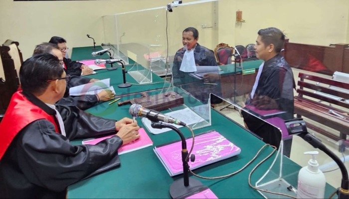Kapolres Sumenep, AKBP Edo Satya Kentriko menandatangai prasasti peresmian sumur bor di Desa Basoka, Kec. Rubaru.