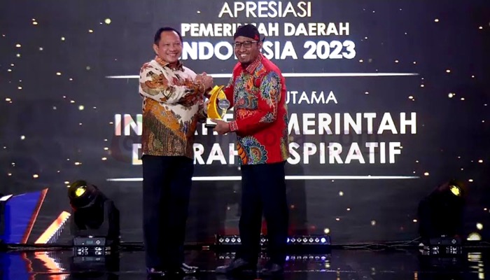 Bupati Sumenep, H. Achmad Fauzi Wongsojudo menerima penghargaan APDI 2023 deri Mendagri, Tito Karnavian.