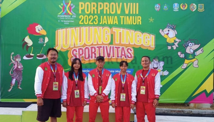Atlet renang kontingen Sumenep menerima medali di Porprov. Jatim 2023.