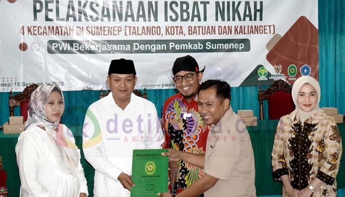 Ketua PWI Sumenep, M. Syamsul Arifin didampingi Bupati H. Achmad Fauzi Wonsujudo dan Nia Kurnia Fauzi menyerahkana kutipan akta nikah pada peserta isbat nikah.