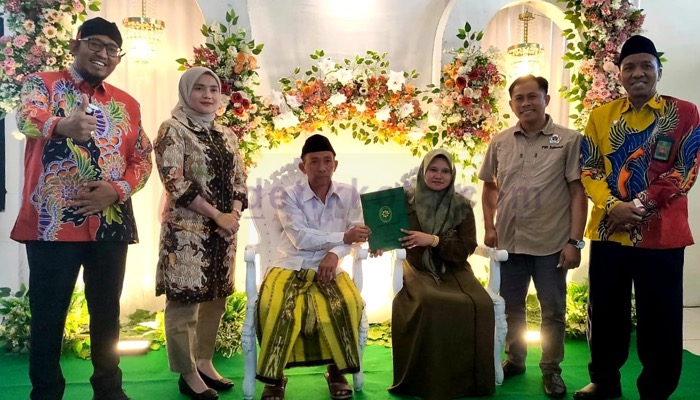 Bupati Sumenep beserta istri, Ketua PWI Sumenep dan Wakil Ketua PA setempat foto bersama peserta isbat nikah di pelaminan.