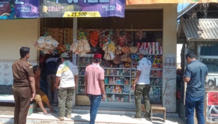 Petugas Bea Cukai Madura, Polisi, TNI, Kejaksaan, Satpol PP melakukan razia rokok tanpa pita cukai di salah satu toko di Kec. Gapura, Kab. Sumenep.