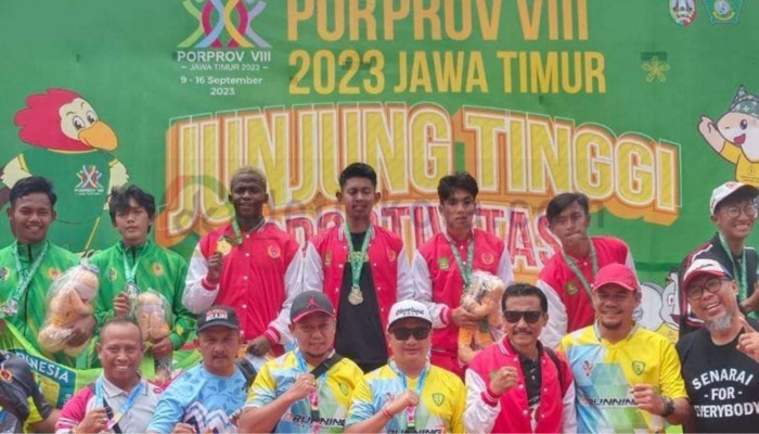 Atlet PASI Kontingen Sumenep foto bersama para pelatih di Porprov Jatim 2023 Sidoarjo.